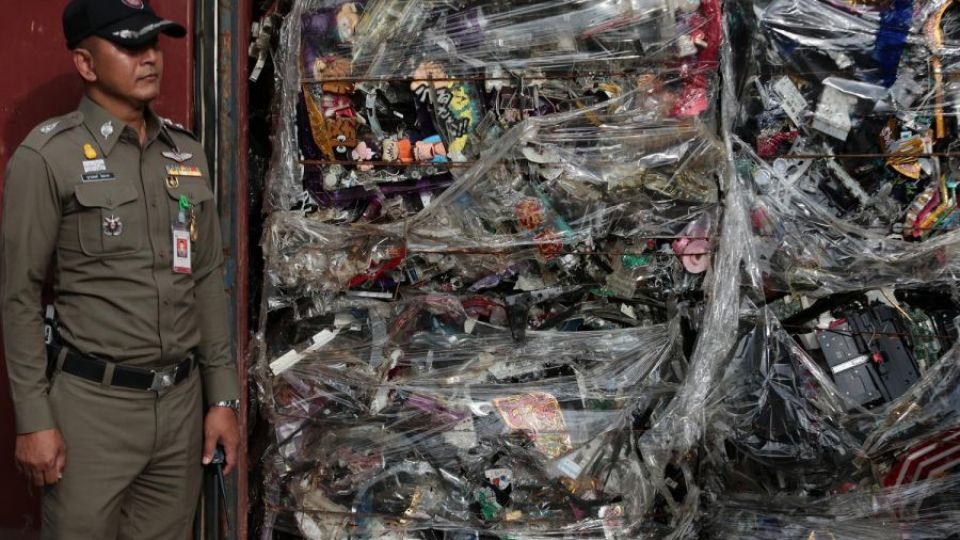 "Nechceme žádný odpad ze zahraničí!" Thajští aktivisté usilují o úplný zákaz importu odpadu