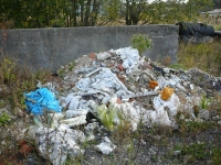 Černý sklad odpadů Profiakontu v kravíně ve Vrátě 