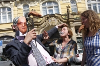 Vytrhávání jazyků na Staroměstském náměstí 
