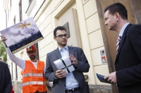 Nenechme se vybagrovat! - Předávání petičních podpisů a informačních materiálů poslancům