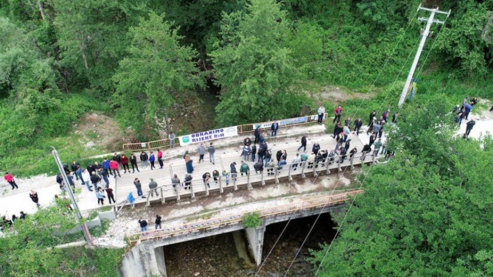More than 300 people blocked the bridge on the Neretvica river: Ready to give their life for her!