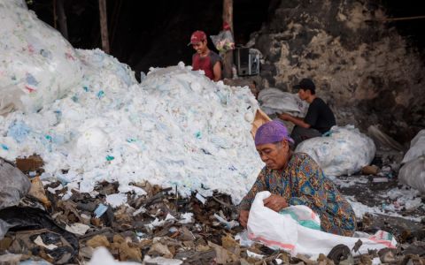 Indonésie je zaplavená odpadem. Končí na obří skládce i v pecích