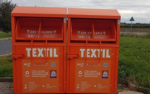 Na povinný sběr textilu chybí peníze. Systém je před kolapsem, varuje manažerka sběrných kontejnerů