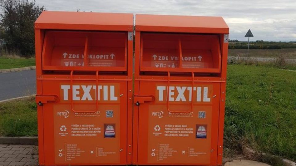 Na povinný sběr textilu chybí peníze. Systém je před kolapsem, varuje manažerka sběrných kontejnerů