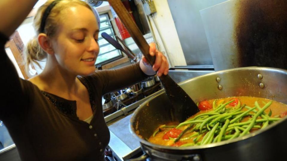 Otrávená večeře? Třetina kuchyňského náčiní z černého plastu obsahuje toxické látky