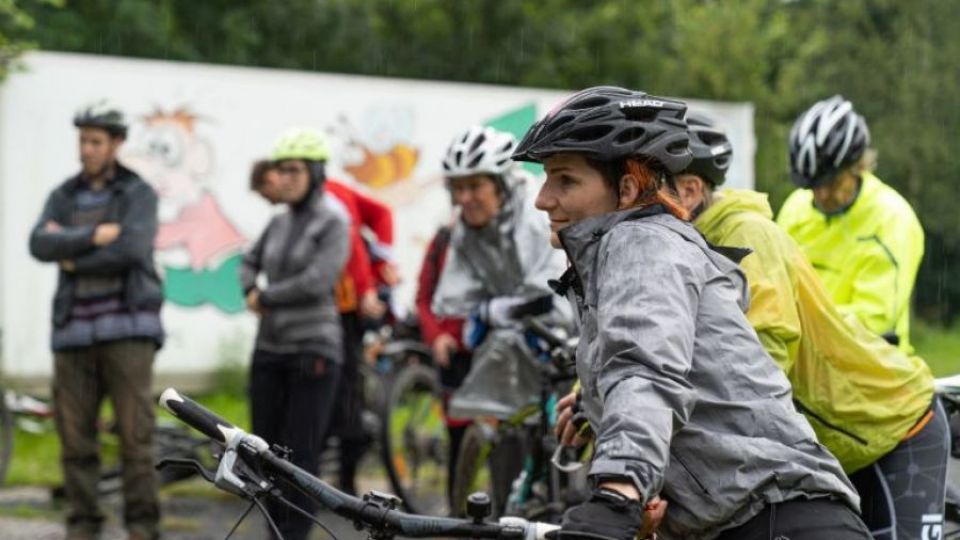 Čtyřicítka cyklistů jízdou v Poodří podpořila výsadbu stromů a ochranu brouka páchníka
