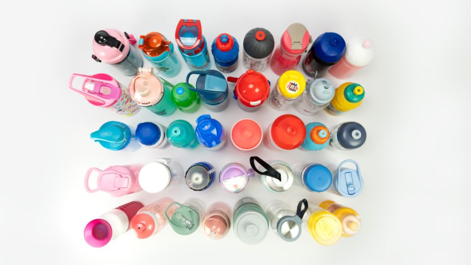 Plastové láhve na pití pro děti obsahují škodlivé změkčovadlo. Koupit je můžete i v Česku