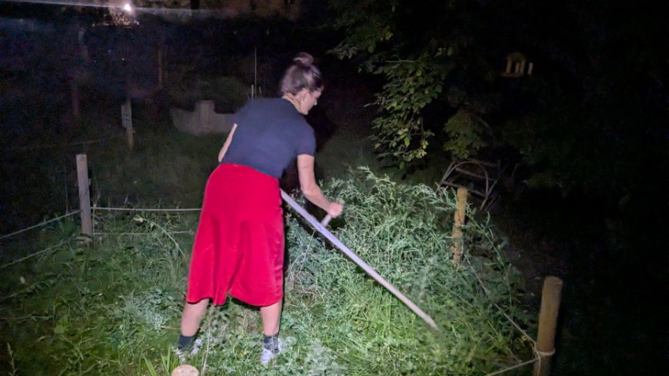 Kosení v komunitní zahradě Mečislavka