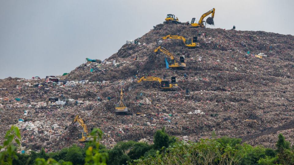 „Odpadkové hory“ na okraji Jakarty lákají výzkumníky. Je obří skládka zdrojem znečištění?