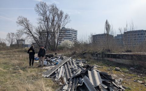 Karcinogenní azbest v centru Prahy. Jen pár metrů od cyklostezky
