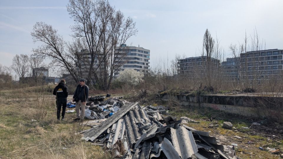 Karcinogenní azbest v centru Prahy. Jen pár metrů od cyklostezky