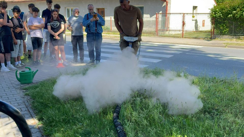 Lípy u křížku v Černé za Bory dostaly živiny v rámci Aleje roku