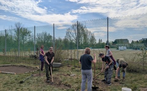 Výsev květnaté louky v komunitní zahradě Prokopka