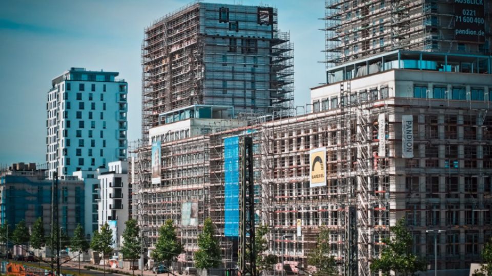 „Roadshow“ místo připomínkového řízení. Ministryně na výboru nedokázala obhájit přípravu novely stavebního zákona