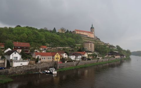 Spalovna zdravotnického odpadu na lodi u Mělníka