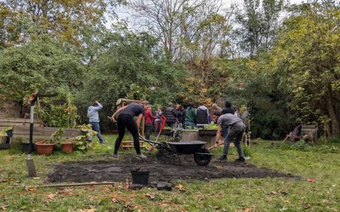 Naučte se kosit — workshop praktické péče o květnatou louku/záhon