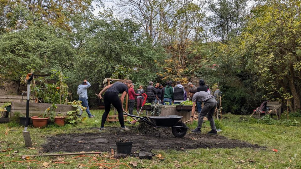 Naučte se kosit — workshop praktické péče o květnatou louku/záhon