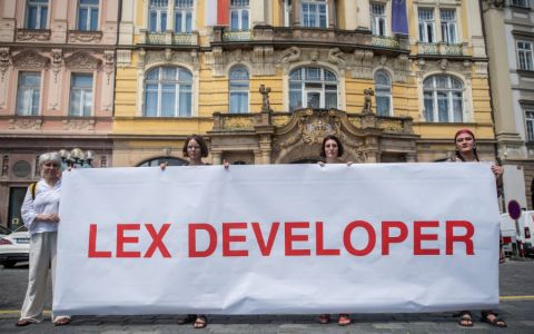 Kritici novely stavebního zákona: Zákon nelze opravit. Nahrává developerům na úkor přírody, památek i práv občanů