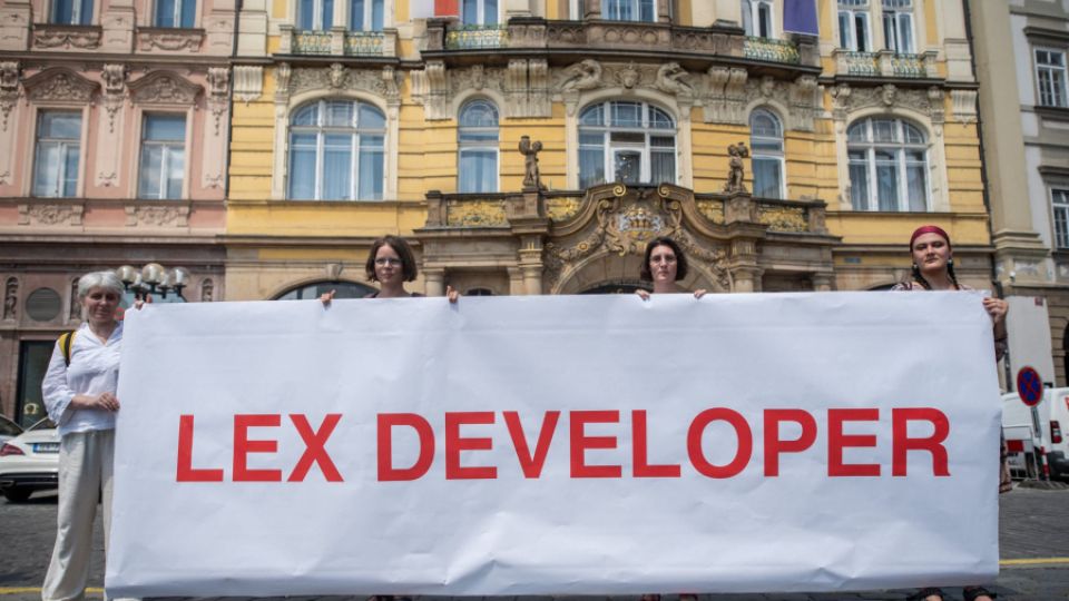 Kritici novely stavebního zákona: Zákon nelze opravit. Nahrává developerům na úkor přírody, památek i práv občanů