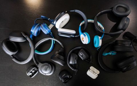 Chemická loterie na uších. Polovina plastových sluchátek obsahuje problematické přísady