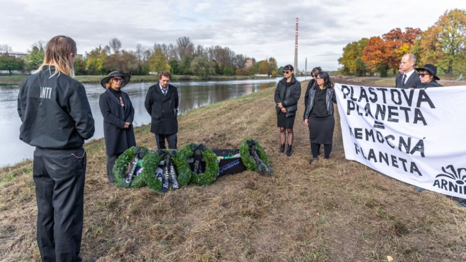 Arnika Launched the Plastic Free Future Appeal with Funeral Procession to Spolana Neratovice