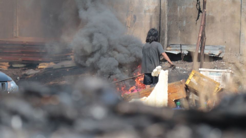 Thajce zasáhl toxický kouř z hořící továrny