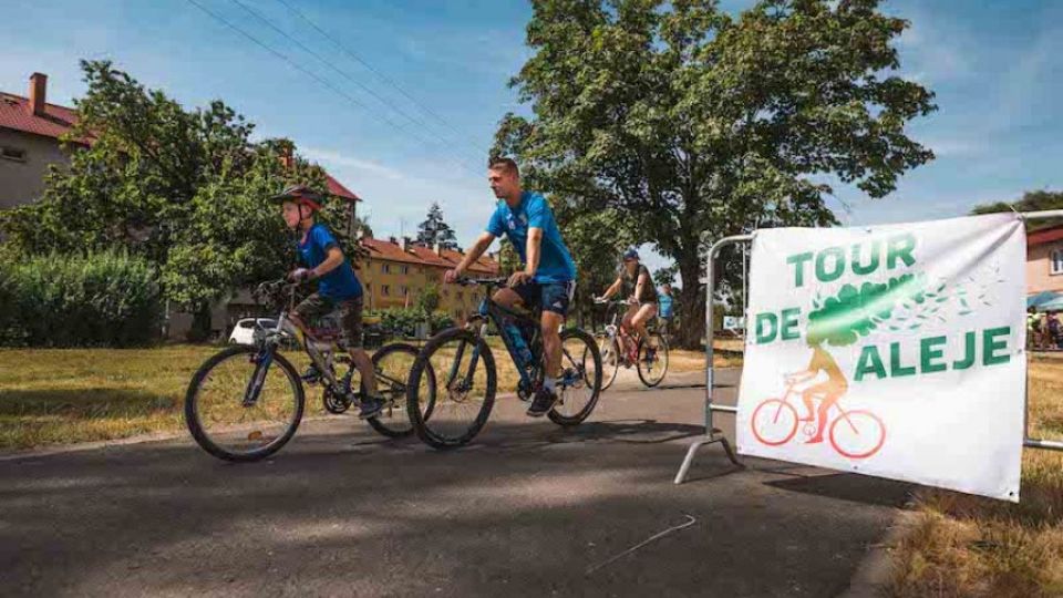 Cyklisté vyrazili Poodřím na Tour de aleje a podpořili kampaň pro stromy