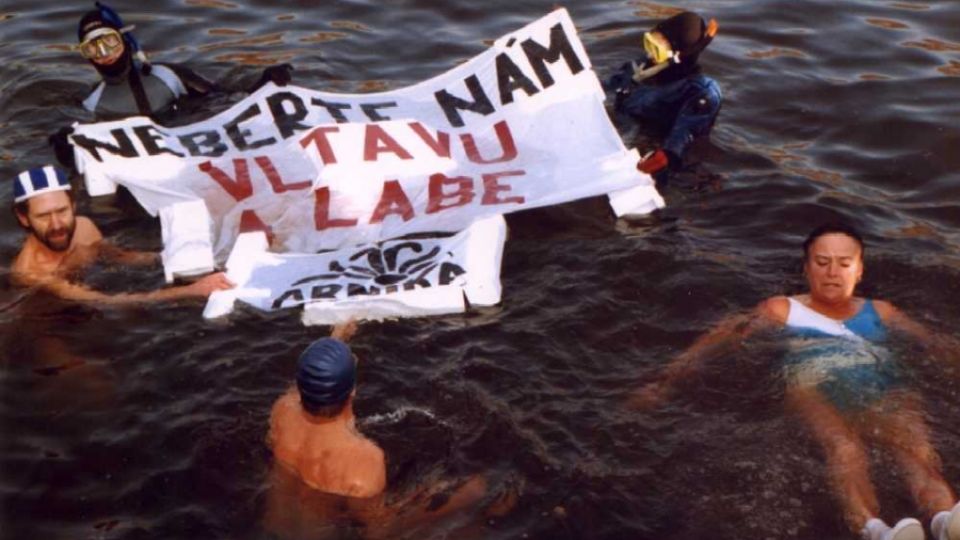 Potápěči a otužilci protestovali v mrazivé vodě proti ničení řek