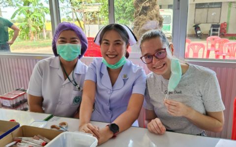 Odebírání krve lidem zatíženým zpracováním elektroodpadu v Thajsku