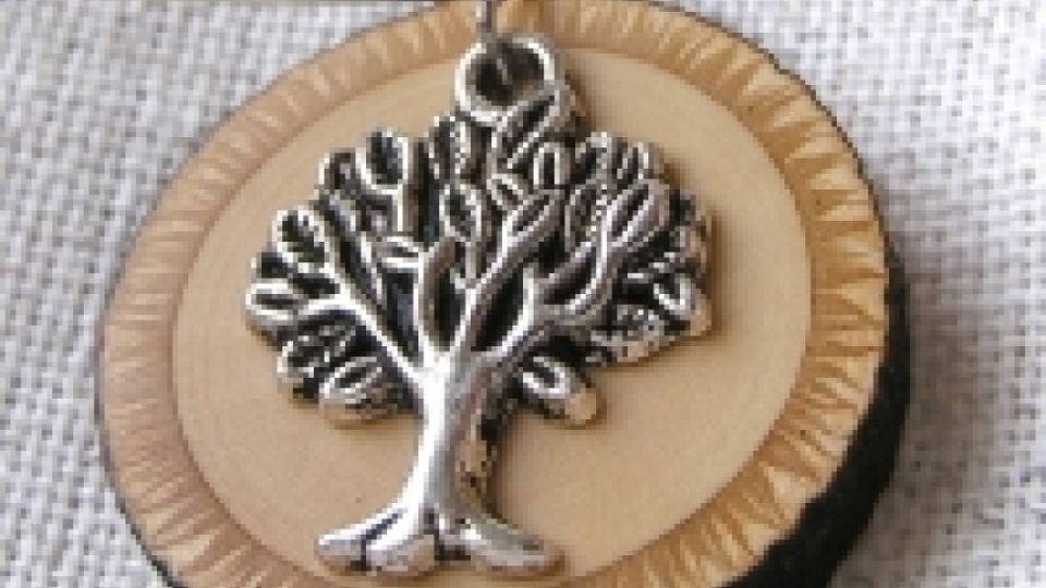 Dřevěné šperky pomáhají zachránit stromy