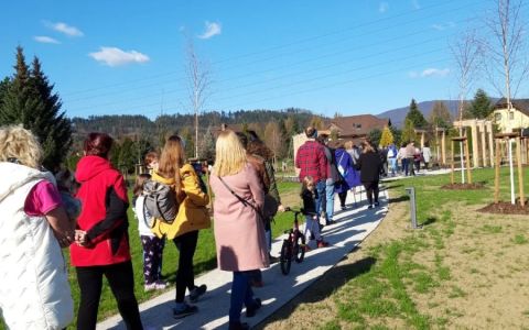 Procházka parkem pod horami