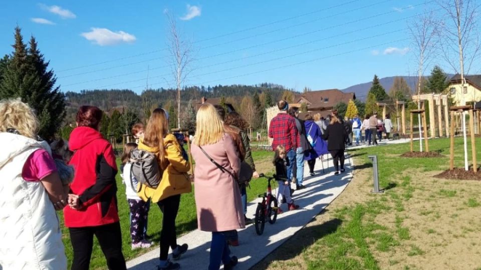 Procházka parkem pod horami