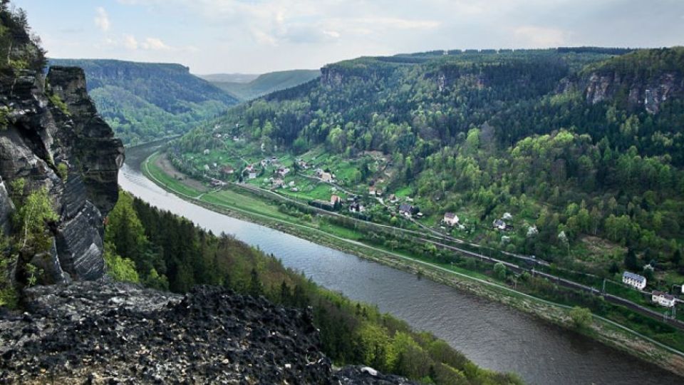 The future government plans to build a weir on the River Elbe in spite of criticism by experts