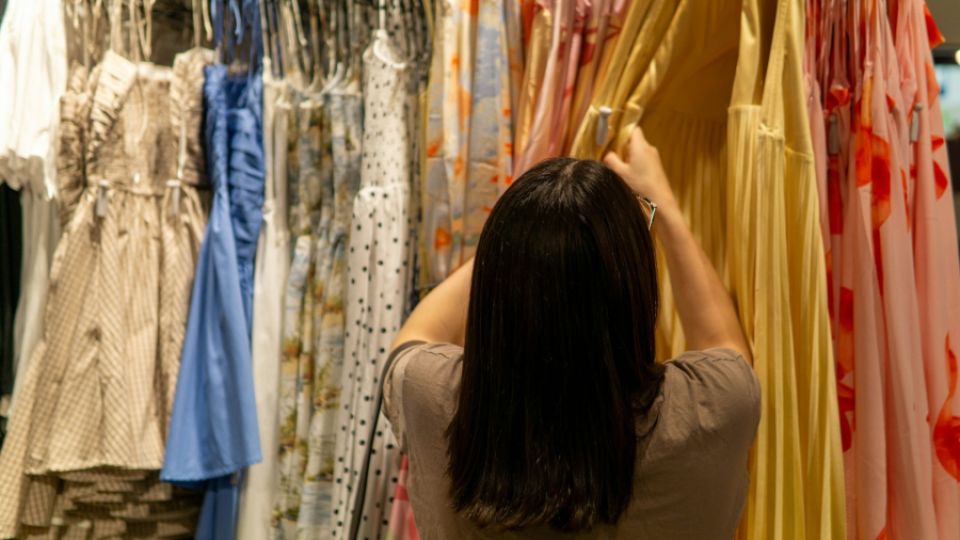 Chemická recyklace textilu: sliby, nebo řešení?