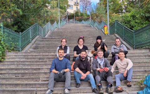 Výsev květnaté louky na Nuselských schodech