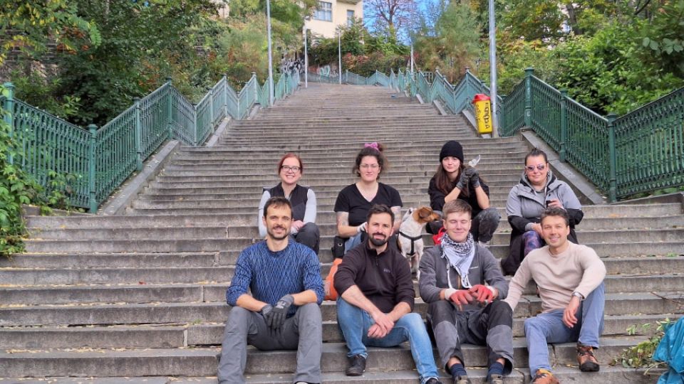 Výsev květnaté louky na Nuselských schodech