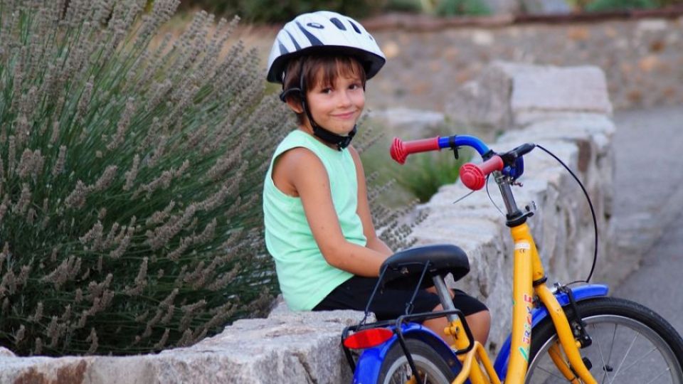 Dánové odhalili nebezpečné látky v dětských přilbách na kolo