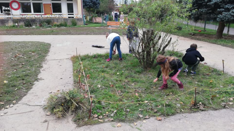 Kosení květnaté louky v základní škole Vitae