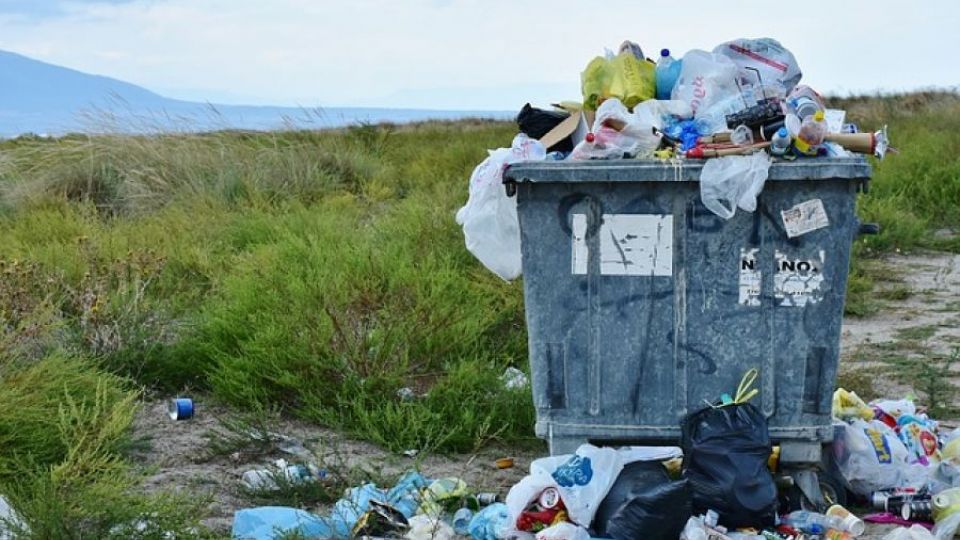 Vyčištíme oceány zákazem jednorázových plastů?