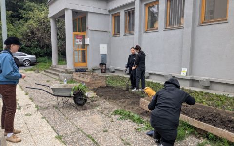 Výsev květnaté louky - komunitní zahrada u KC Jako Doma