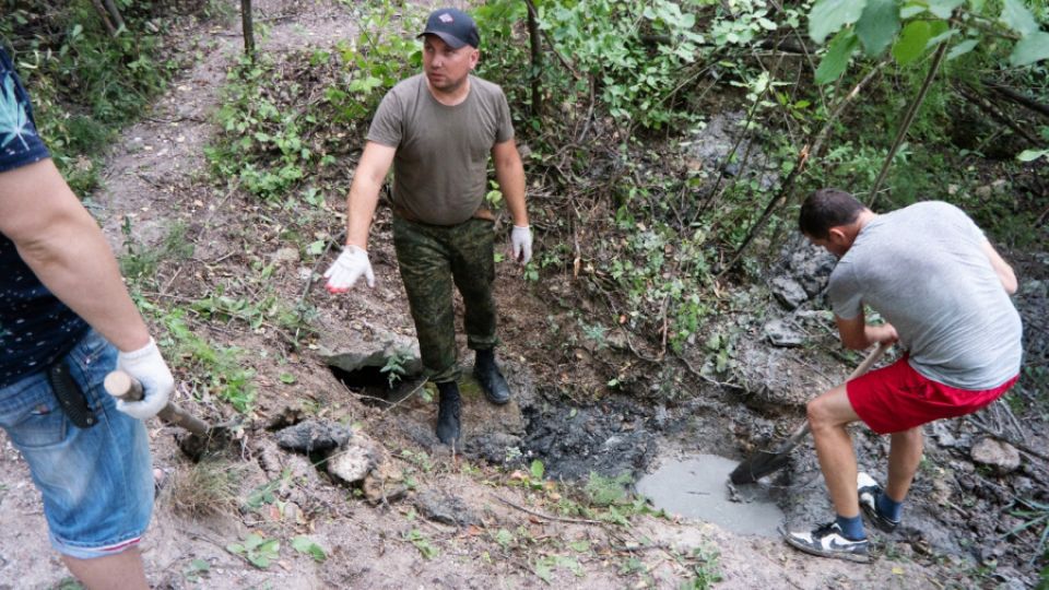 Moldova: Transnistrian volunteers arrange a spring in a nature reserve