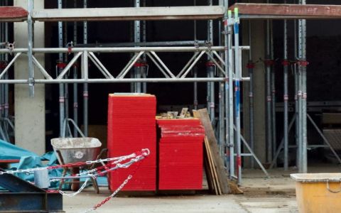 Konec rozvoje dostupného bydlení. Vláda škrtá peníze v rozpočtu i podporu klíčovým organizacím