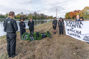 Arnika zah&aacute;jila v&yacute;zvu Budoucnost bez plastů pohřebn&iacute;m průvodem k neratovick&eacute; Spolaně