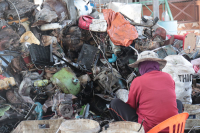 Vysoké hladiny nebezpečné látky v krvi recyklačních dělníků: Vědci a vědkyně z Česka pomohli prokázat toxické znečištění z plastů v Thajsku