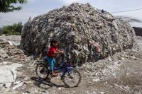 Od zavalených vesnic v Myanmaru po jedovaté hračky: plastové znečištění se vymklo z rukou