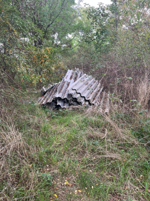 Rohansk&yacute; ostrov je t&eacute;měř vyči&scaron;těn od azbestu. Praha 8 svůj d&iacute;l uklidila a podala trestn&iacute; ozn&aacute;men&iacute;, na Magistr&aacute;t se st&aacute;le ček&aacute;