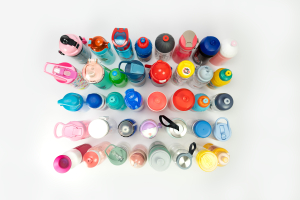 Plastov&eacute; l&aacute;hve na pit&iacute; pro děti obsahuj&iacute; &scaron;kodliv&eacute; změkčovadlo. Koupit je můžete i v Česku