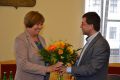 Starostka Písku Eva Vanžurová přebírá gratulace a kytici od mluvčího Arniky Vratislava Vozníka