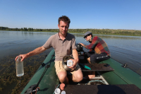Arnika s odborníky z VŠCHT odebírala v Moldavsku vzorky vody a půdy a radila, jak reagovat na otravy ryb