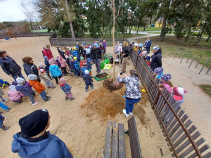Pojďte s n&aacute;mi s&aacute;zet strom pro děti! Uvid&iacute;me se ve čtvrtek 13. 4. na ď&aacute;blick&eacute;m s&iacute;dli&scaron;ti!